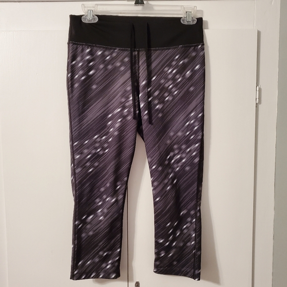 Xersion Performance Wear Fitted Cropped Leggings - Picture 1 of 7